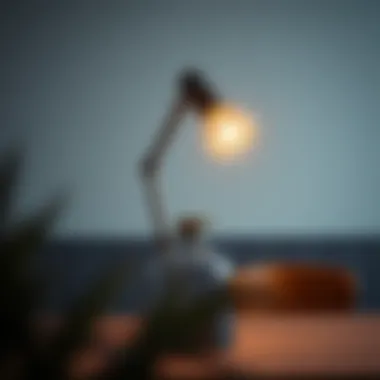 Technical specifications of an articulated table lamp highlighted.